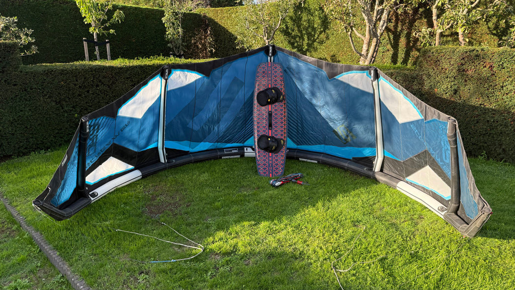 Shinn kiteboard + EPIC Screamer kites 9 & 7 + Duotone click-bar (new) + kitepump