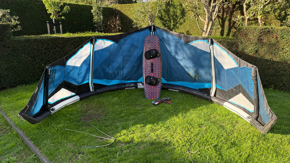 Shinn kiteboard + EPIC Screamer kites 9 & 7 + Duotone click-bar (new) + kitepump