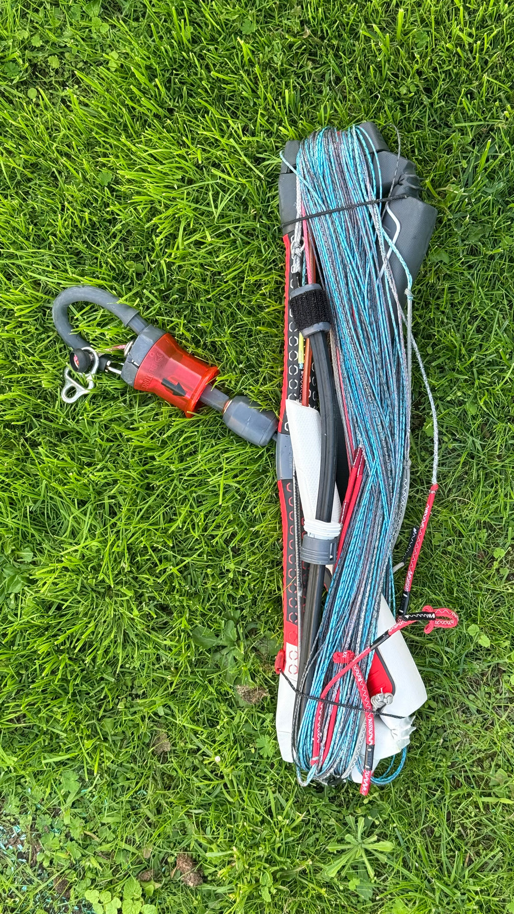 Shinn kiteboard + EPIC Screamer kites 9 & 7 + Duotone click-bar (new) + kitepump